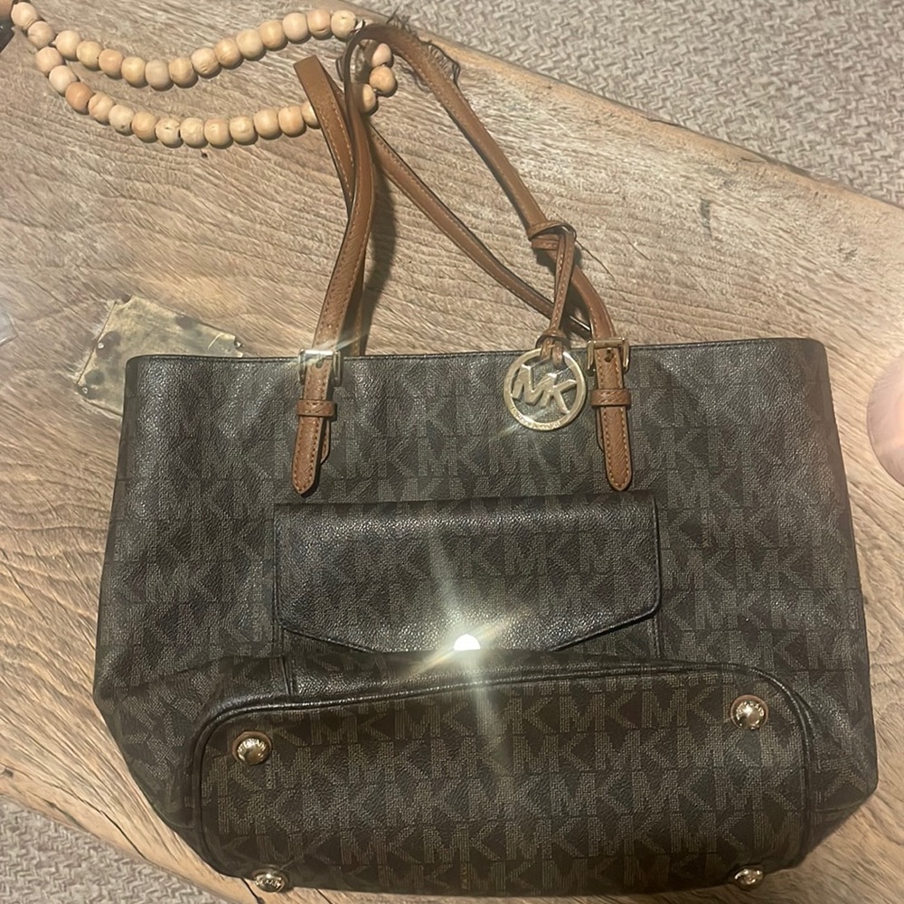 MICHAEL Kors Jet Set Brown Logo
Pocket Tote Bag